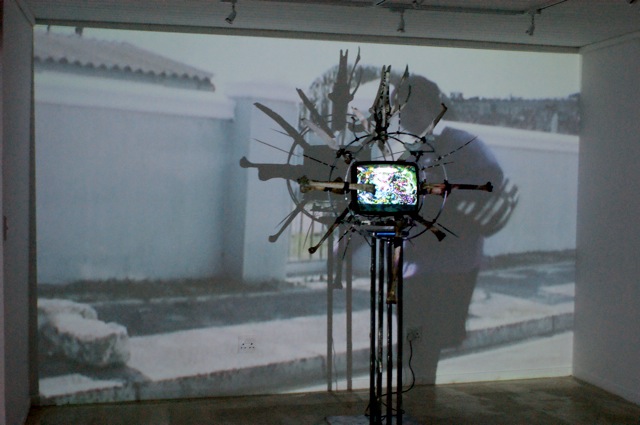 Gcamagwini : Metal, Ostrich Bones, TV, Videoprojection