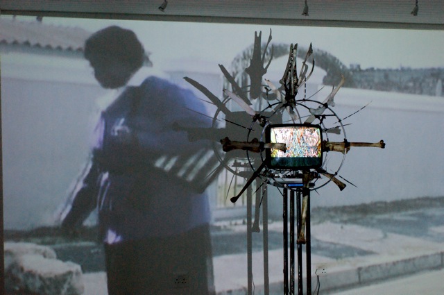 Gcamagwini : Metal, Ostrich Bones, TV, Videoprojection